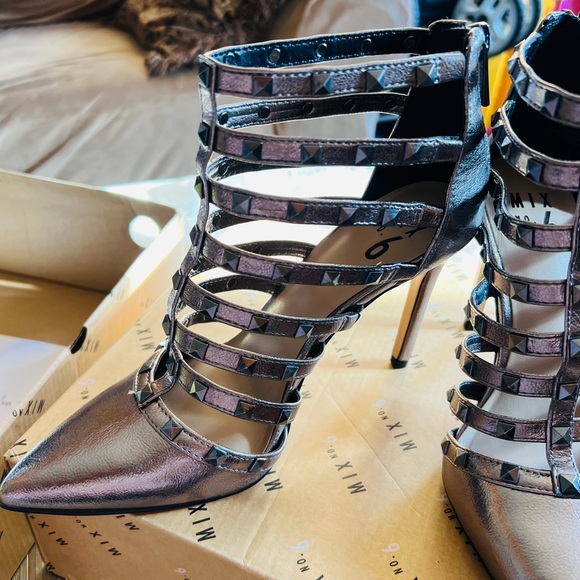 Heels - Picture 4 of 5